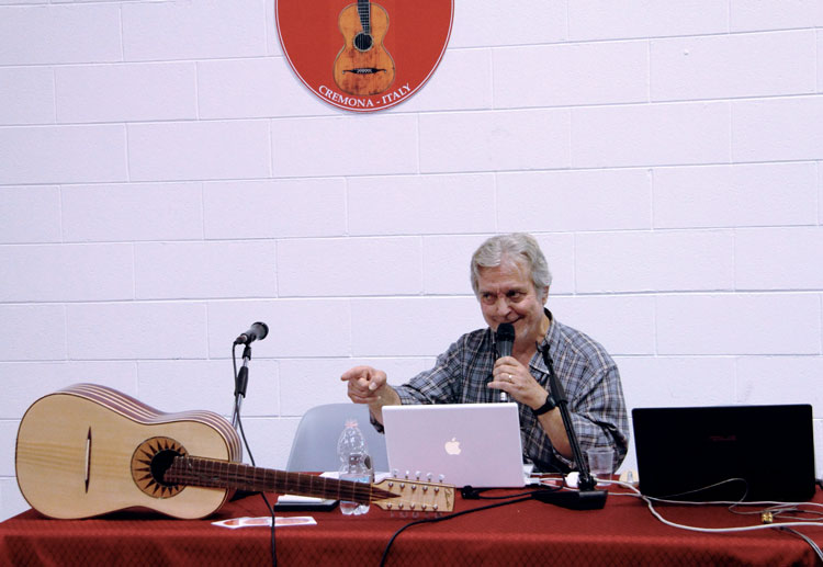 Andrea Carpi con la chitarra battente di Francesco Loccisano